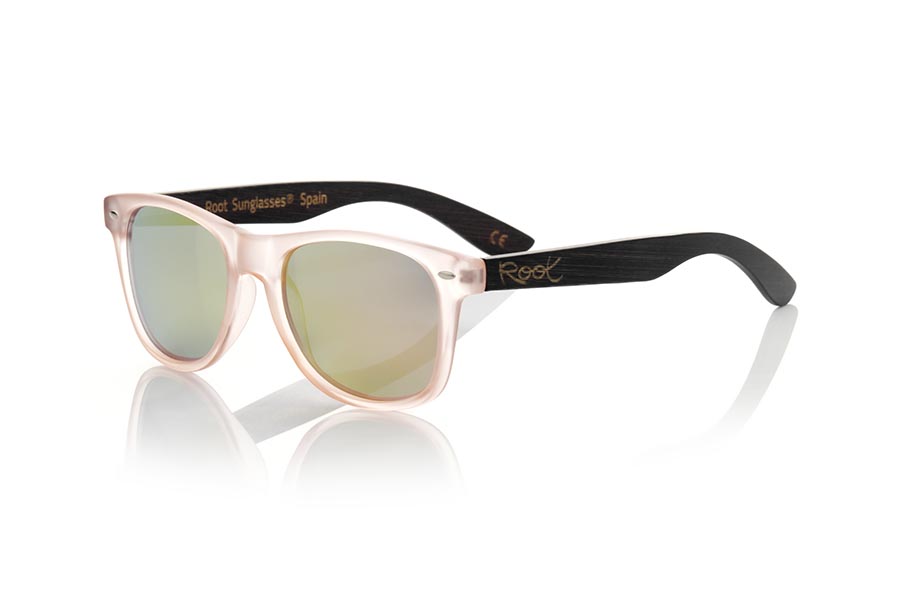 Wood eyewear of Bamboo modelo SUN PINK MX. The Sun pink sunglasses are made with the front in matte transparent light pink synthetic material and the black dyed natural bamboo wood sideburns combined with three colors of lenses that suit your style. Frontal measurement: 148x50mm | Root Sunglasses® 