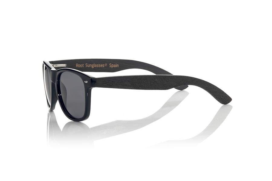 Gafas de Madera Natural de Bambú SKA BLACK. Las gafas de sol Ska Black están fabricadas con el frontal en PC negro brillo y las varillas de madera de bambú natural tintado negro grabadas con un patrón étnico, combinadas con varios colores de lentes que se adaptan a tu estilo. Medida frontal: 148x50mm Venta al Por Mayor y Detalle | Root Sunglasses® 