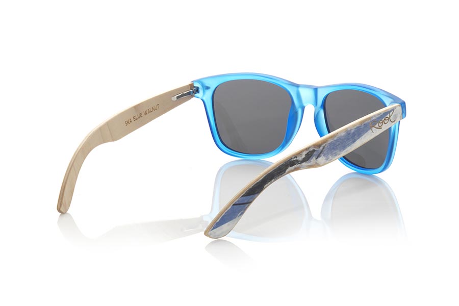 Wood eyewear of Bambú SKA BLUE. The Ska blue sunglasses are made with the matte transparent blue PC front and the natural bamboo vintage effect wood sideburns, combined with various colors of lenses that suit your style. Front measurement: 148x50mm * Note the vintage effect is a stripping technique whose result varies from one model to another so the pattern can vary from one model to another, and may not exactly match the displayed images what makes each of the goggles unique. for Wholesale & Retail | Root Sunglasses® 