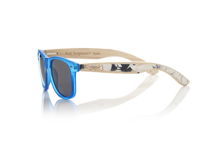 Gafas de Madera Natural de Bambú SKA BLUE. Las gafas de sol Ska Blue están fabricadas con el frontal en PC azul Transparente mate y las varillas en madera de bambú natural efecto vintage, combinadas con varios colores de lentes que se adaptan a tu estilo. Medida frontal: 148x50mm *nota el efecto vintage es una técnica de decapado cuyo resultado varía de un modelo a otro por lo que el patrón puede variar de un modelo a otro, y pueden no coincidir exactamente con las imágenes mostradas lo que hace de cada una de las gafas sea única. Venta al Por Mayor y Detalle | Root Sunglasses® 