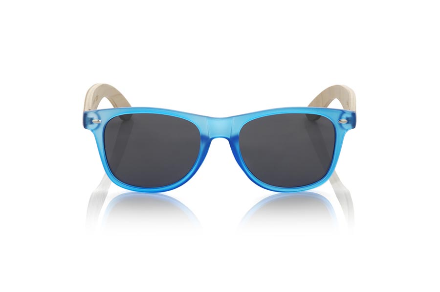 Gafas de Madera Natural de Bambú SKA BLUE. Las gafas de sol Ska Blue están fabricadas con el frontal en PC azul Transparente mate y las varillas en madera de bambú natural efecto vintage, combinadas con varios colores de lentes que se adaptan a tu estilo. Medida frontal: 148x50mm *nota el efecto vintage es una técnica de decapado cuyo resultado varía de un modelo a otro por lo que el patrón puede variar de un modelo a otro, y pueden no coincidir exactamente con las imágenes mostradas lo que hace de cada una de las gafas sea única. Venta al Por Mayor y Detalle | Root Sunglasses® 