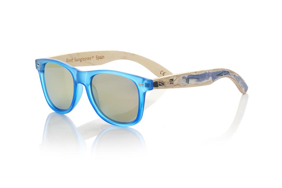 Wood eyewear of Bamboo SKA BLUE. The Ska blue sunglasses are made with the matte transparent blue PC front and the natural bamboo vintage effect wood sideburns, combined with various colors of lenses that suit your style. Front measurement: 148x50mm * Note the vintage effect is a stripping technique whose result varies from one model to another so the pattern can vary from one model to another, and may not exactly match the displayed images what makes each of the goggles unique. for Wholesale & Retail | Root Sunglasses® 