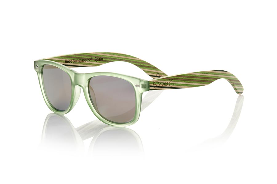 Gafas de Madera Natural de Bambú modelo SKA GREEN. Las gafas de sol Ska Green están fabricadas con el frontal en PC Verde Transparente mate y las patillas en madera de bambú laminada de colores con un patrón en verde, combinadas con varios colores de lentes que se adaptan a tu estilo. Medida frontal: 148x50mm | Root Sunglasses®