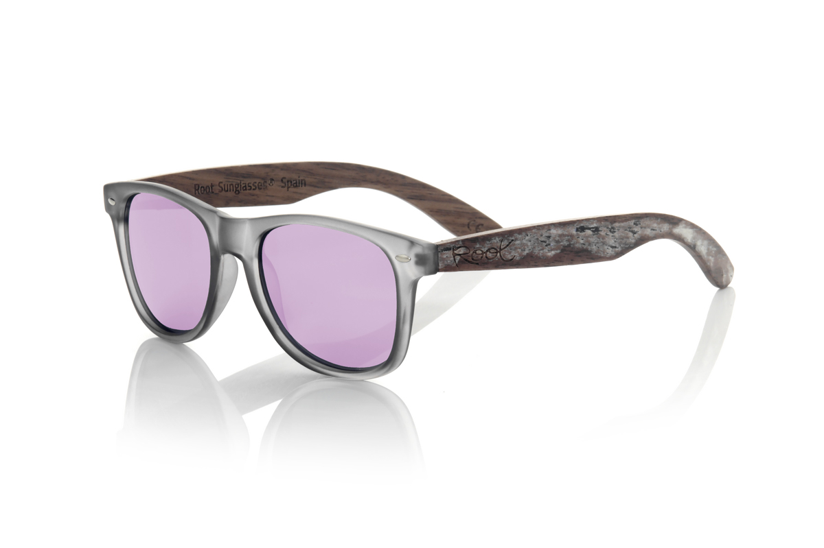 Wood eyewear of Walnut modelo SKA GREY. The Ska grey sunglasses are made with a matt transparent grey PC front and natural walnut vintage effect wood sideburns, combined with various colors of lenses that suit your style. Front measurement: 148x50mm * Note the vintage effect is a stripping technique whose result varies from one model to another so the pattern can vary from one model to another, and may not exactly match the displayed images what makes each of the goggles unique. | Root Sunglasses® 