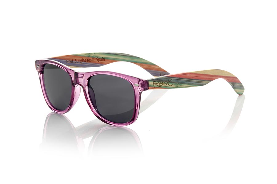 Gafas de Madera Natural de Bambú SKA PURPLE. Las gafas de sol Ska Purple están fabricadas con el frontal en PC Morado claroTransparente brillo y las varillas en madera de bambú natural laminado multicolor, combinadas con varios colores de lentes que se adaptan a tu estilo. Medida frontal: 148x50mm *nota la disposición de los colores del laminado puede variar de una gafa a otra. Cada gafa es única. Venta al Por Mayor y Detalle | Root Sunglasses® 