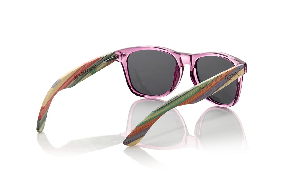 Gafas de Madera Natural de Bambú SKA PURPLE. Las gafas de sol Ska Purple están fabricadas con el frontal en PC Morado claroTransparente brillo y las varillas en madera de bambú natural laminado multicolor, combinadas con varios colores de lentes que se adaptan a tu estilo. Medida frontal: 148x50mm *nota la disposición de los colores del laminado puede variar de una gafa a otra. Cada gafa es única. Venta al Por Mayor y Detalle | Root Sunglasses® 