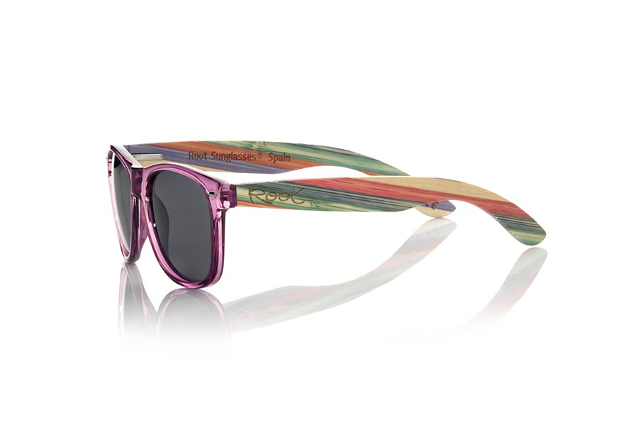 Gafas de Madera Natural de Bambú SKA PURPLE. Las gafas de sol Ska Purple están fabricadas con el frontal en PC Morado claroTransparente brillo y las varillas en madera de bambú natural laminado multicolor, combinadas con varios colores de lentes que se adaptan a tu estilo. Medida frontal: 148x50mm *nota la disposición de los colores del laminado puede variar de una gafa a otra. Cada gafa es única. Venta al Por Mayor y Detalle | Root Sunglasses® 