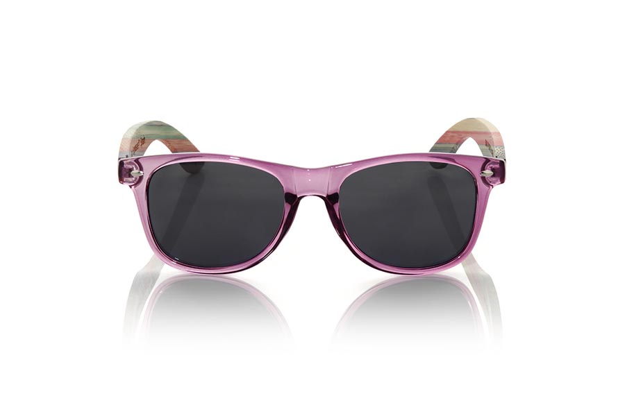 Gafas de Madera Natural de Bambú SKA PURPLE. Las gafas de sol Ska Purple están fabricadas con el frontal en PC Morado claroTransparente brillo y las varillas en madera de bambú natural laminado multicolor, combinadas con varios colores de lentes que se adaptan a tu estilo. Medida frontal: 148x50mm *nota la disposición de los colores del laminado puede variar de una gafa a otra. Cada gafa es única. Venta al Por Mayor y Detalle | Root Sunglasses® 