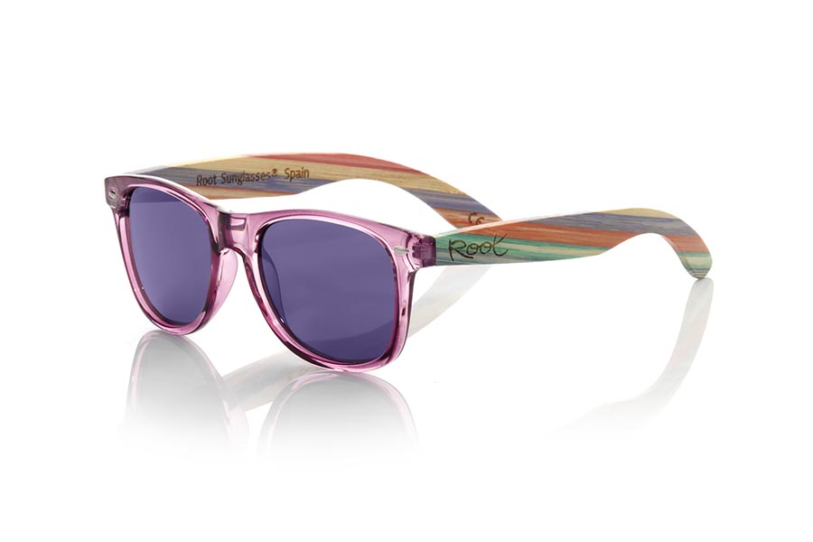 Wood eyewear of Bamboo modelo SKA PURPLE. The Ska purple sunglasses are made with the PC front purple clear transparent shine and the wood sideburns in natural bamboo laminated multicolor, combined with various colors of lenses that suit your style. Front measurement: 148x50mm * Note the layout of the laminate colors may vary from one glass to another. Every glass is unique. | Root Sunglasses® 