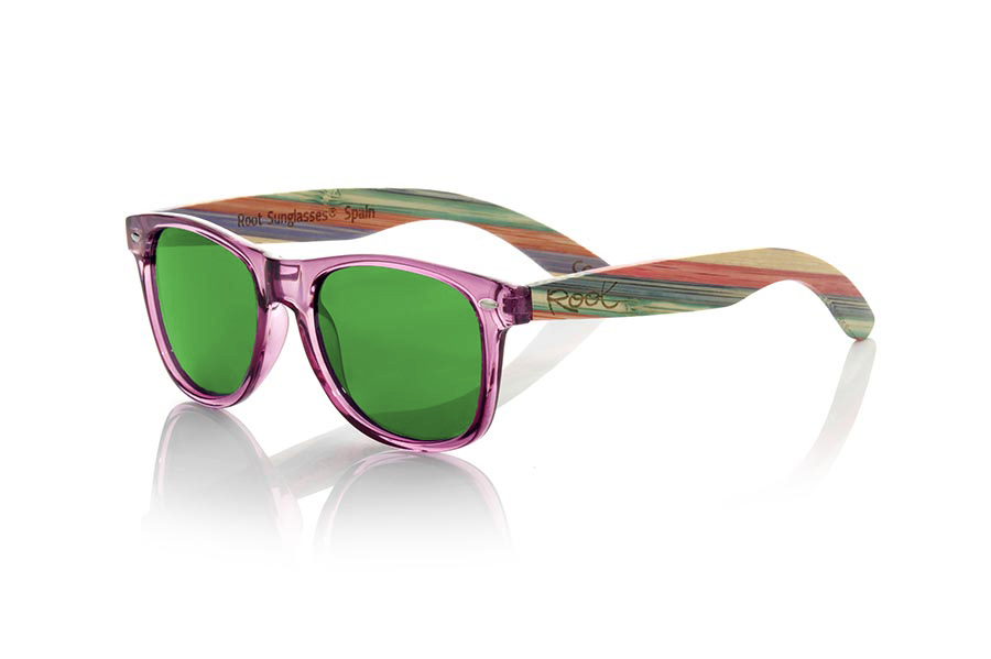 Gafas de Madera Natural de Bambú SKA PURPLE. Las gafas de sol Ska Purple están fabricadas con el frontal en PC Morado claroTransparente brillo y las varillas en madera de bambú natural laminado multicolor, combinadas con varios colores de lentes que se adaptan a tu estilo. Medida frontal: 148x50mm *nota la disposición de los colores del laminado puede variar de una gafa a otra. Cada gafa es única. Venta al Por Mayor y Detalle | Root Sunglasses® 