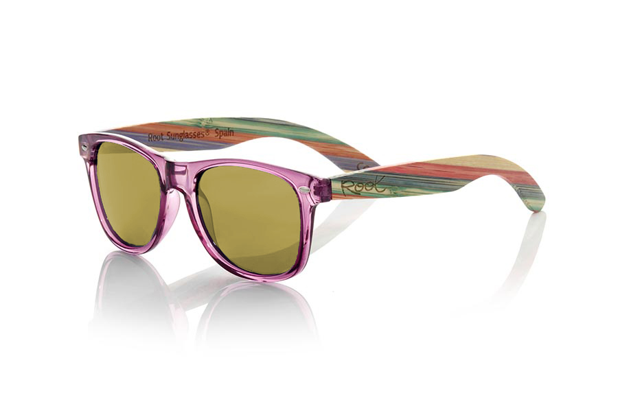 Gafas de Madera Natural de Bambú SKA PURPLE. Las gafas de sol Ska Purple están fabricadas con el frontal en PC Morado claroTransparente brillo y las varillas en madera de bambú natural laminado multicolor, combinadas con varios colores de lentes que se adaptan a tu estilo. Medida frontal: 148x50mm *nota la disposición de los colores del laminado puede variar de una gafa a otra. Cada gafa es única. Venta al Por Mayor y Detalle | Root Sunglasses® 