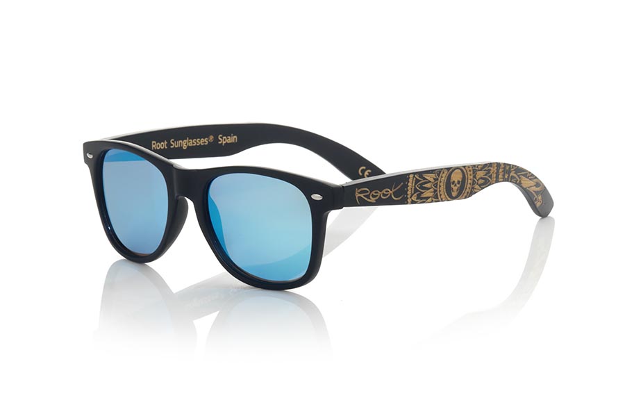 Gafas de Madera Natural de Bambú modelo SKULL BLACK. Las gafas de sol Skull Black están fabricadas con el frontal en PC negro mate y las varillas en madera de bambú natural grabado con un diseño calavera étnica, combinadas con varios colores de lentes que se adaptan a tu estilo. Medida frontal: 148x50mm. Calibre: 53 | Root Sunglasses® 