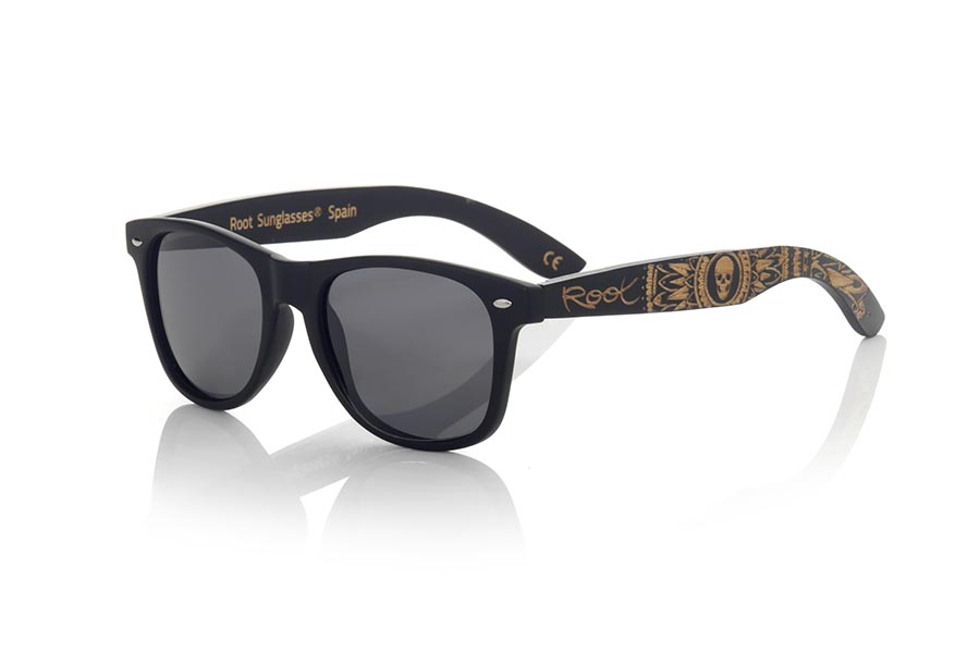 Wood eyewear of Bamboo SKULL BLACK. The skull black sunglasses are made with the black Matt PC front and the natural bamboo wood sideburns engraved with an ethnic skull design, combined with various colors of lenses that suit your style. Frontal measurement: 148x50mm. Caliber: 53 for Wholesale & Retail | Root Sunglasses® 
