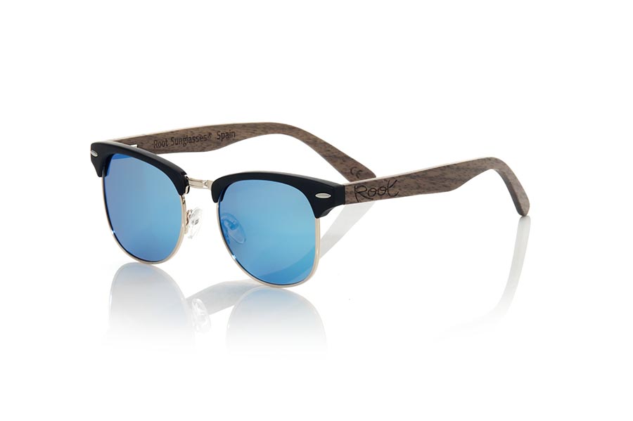 Wood eyewear of Walnut modelo LOMA. LOMA sunglasses are made with the front in PC black matte combined with golden metal and the sideburns in natural walnut wood, combined with various colors of lenses adapt to your style. Frontal measurement: 140x45mm | Root Sunglasses® 