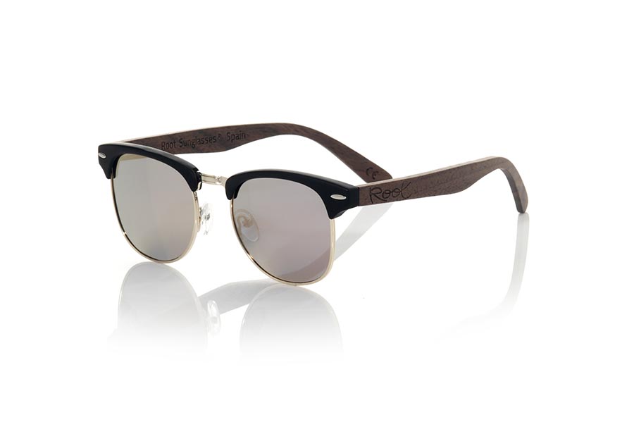 Gafas de Madera Natural de Walnut LOMA. Las gafas de sol LOMA están fabricadas con el frontal en PC negro mate combinado con metal dorado y las varillas en madera de nogal natural , combinadas con varios colores de lentes se adaptan a tu estilo. Medida frontal: 140x45mm  Venta al Por Mayor y Detalle | Root Sunglasses® 