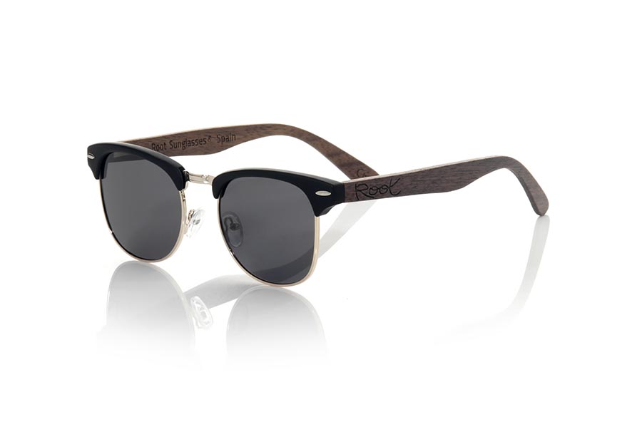 Wood eyewear of Walnut LOMA. LOMA sunglasses are made with the front in PC black matte combined with golden metal and the sideburns in natural walnut wood, combined with various colors of lenses adapt to your style. Frontal measurement: 140x45mm for Wholesale & Retail | Root Sunglasses® 