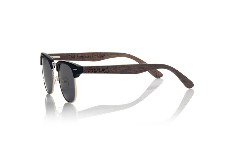 Gafas de Madera Natural de Walnut LOMA. Las gafas de sol LOMA están fabricadas con el frontal en PC negro mate combinado con metal dorado y las varillas en madera de nogal natural , combinadas con varios colores de lentes se adaptan a tu estilo. Medida frontal: 140x45mm  Venta al Por Mayor y Detalle | Root Sunglasses® 