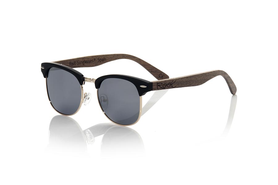 Gafas de Madera Natural de Walnut LOMA. Las gafas de sol LOMA están fabricadas con el frontal en PC negro mate combinado con metal dorado y las varillas en madera de nogal natural , combinadas con varios colores de lentes se adaptan a tu estilo. Medida frontal: 140x45mm  Venta al Por Mayor y Detalle | Root Sunglasses® 