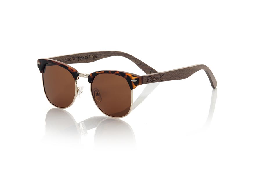 Wood eyewear of Walnut modelo PANA. PANA sunglasses are made with the front in PC Matt CAREY combined with golden metal and the sideburns in natural walnut wood, combined with various colors of lenses are adapted to your style. Frontal measurement: 140x45mm | Root Sunglasses®
