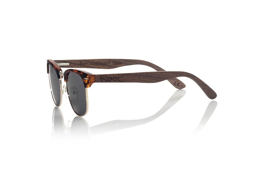 Gafas de Madera Natural de Walnut PANA. Las gafas de sol PANA están fabricadas con el frontal en PC CAREY mate combinado con metal dorado y las varillas en madera de nogal natural , combinadas con varios colores de lentes se adaptan a tu estilo. Medida frontal: 140x45mm  Venta al Por Mayor y Detalle | Root Sunglasses® 