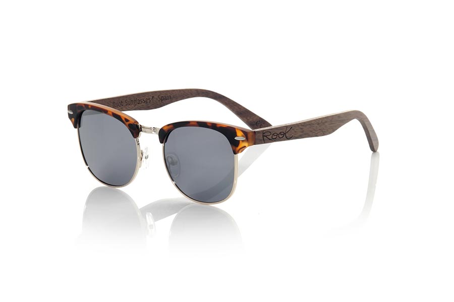 Wood eyewear of Walnut PANA. PANA sunglasses are made with the front in PC Matt CAREY combined with golden metal and the sideburns in natural walnut wood, combined with various colors of lenses are adapted to your style. Frontal measurement: 140x45mm for Wholesale & Retail | Root Sunglasses® 