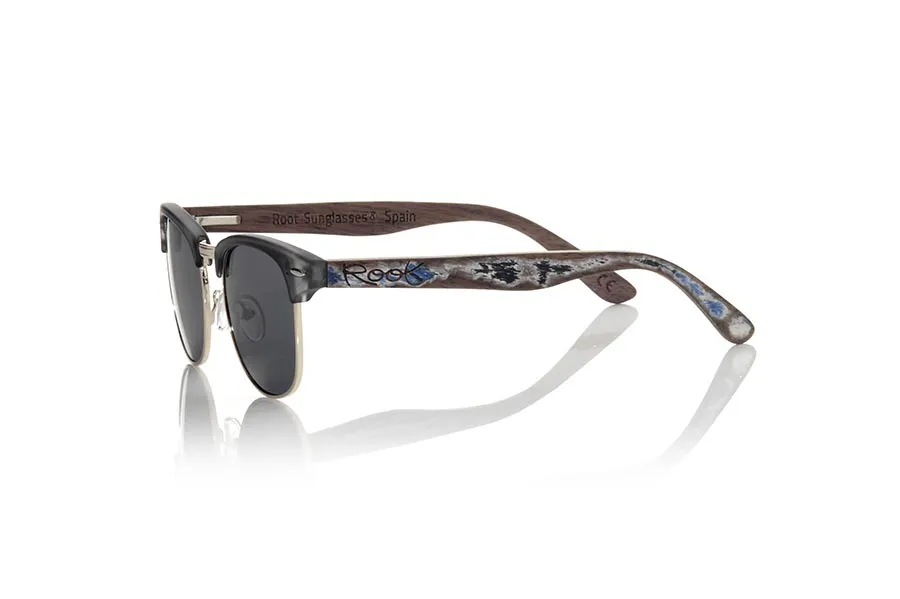 Wood eyewear of Walnut TINE. The TINE sunglasses are made with the PC front in Matt Transparent grey and gold metal and the sideburns in natural walnut vintage effect, combined with various colors of lenses adapt to your style. Front measurement: 148x50mm * Note the vintage effect is a stripping technique whose result varies from one model to another so the pattern can vary from one model to another, and may not exactly match the displayed images what makes each of the goggles unique. for Wholesale & Retail | Root Sunglasses® 