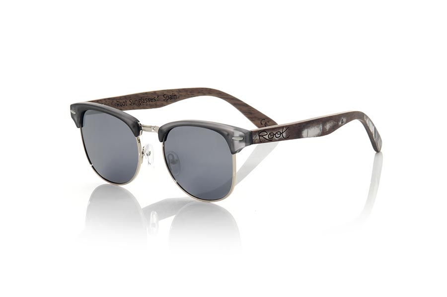 Wood eyewear of Walnut TINE. The TINE sunglasses are made with the PC front in Matt Transparent grey and gold metal and the sideburns in natural walnut vintage effect, combined with various colors of lenses adapt to your style. Front measurement: 148x50mm * Note the vintage effect is a stripping technique whose result varies from one model to another so the pattern can vary from one model to another, and may not exactly match the displayed images what makes each of the goggles unique. for Wholesale & Retail | Root Sunglasses® 