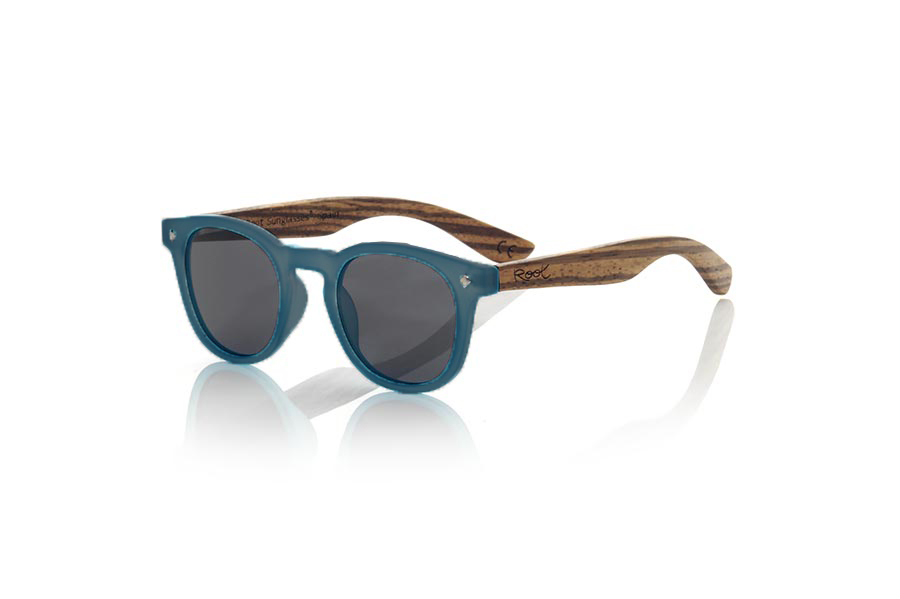 Gafas de Madera Natural de Zebrano KID R BLUE. Las gafas de sol para niño/a KID R BLUE están fabricadas con la montura en PC AZUL y varillas de madera de zebra natural disponible en varias combinaciones de lentes que se adaptan a los gustos de niños niñas y sus papis. Medida frontal: 125x41mm Venta al Por Mayor y Detalle | Root Sunglasses® 