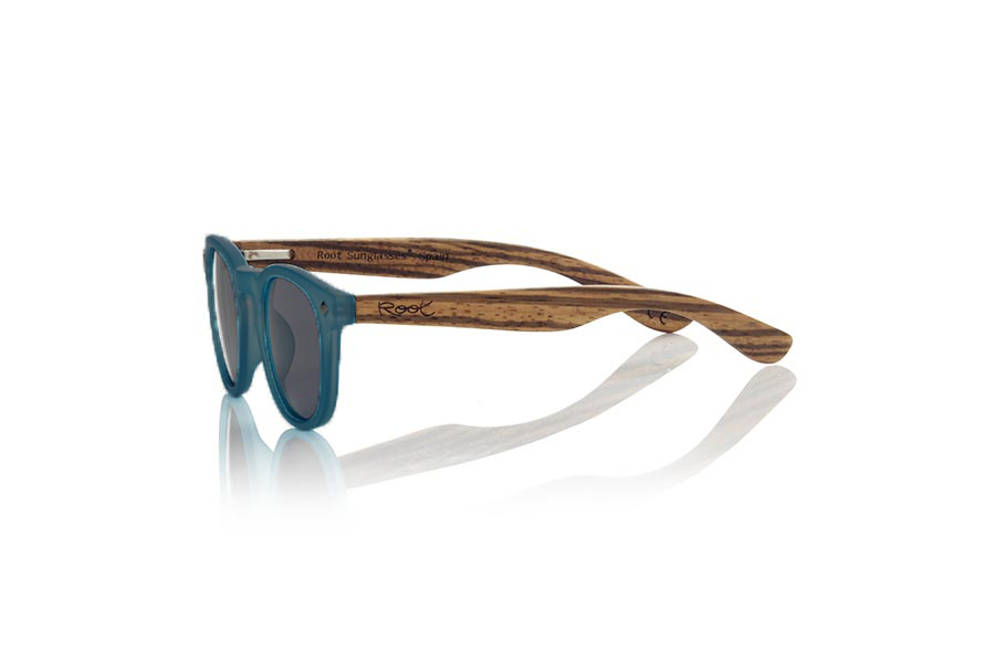 Wood eyewear of Zebrano KID R BLUE. The Kid R BLUE Children's sunglasses are made with the BLUE PC frame and natural zebra wood sideburns available in various lens combinations that suit the tastes of children and their daddies. Frontal measurement: 125x41mm for Wholesale & Retail | Root Sunglasses® 