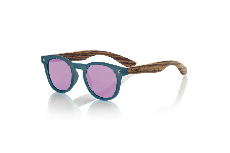 Wood eyewear of Zebrano modelo KID R BLUE. The Kid R BLUE Children's sunglasses are made with the BLUE PC frame and natural zebra wood sideburns available in various lens combinations that suit the tastes of children and their daddies. Frontal measurement: 125x41mm | Root Sunglasses® 