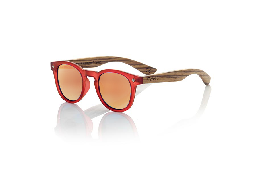 Wood eyewear of Zebrano modelo KID R RED. The Kid R Red Children's sunglasses are made with the Red PC frame and natural zebra wood sideburns available in various lens combinations that suit the tastes of children and their daddies. Frontal measurement: 125x41mm | Root Sunglasses® 