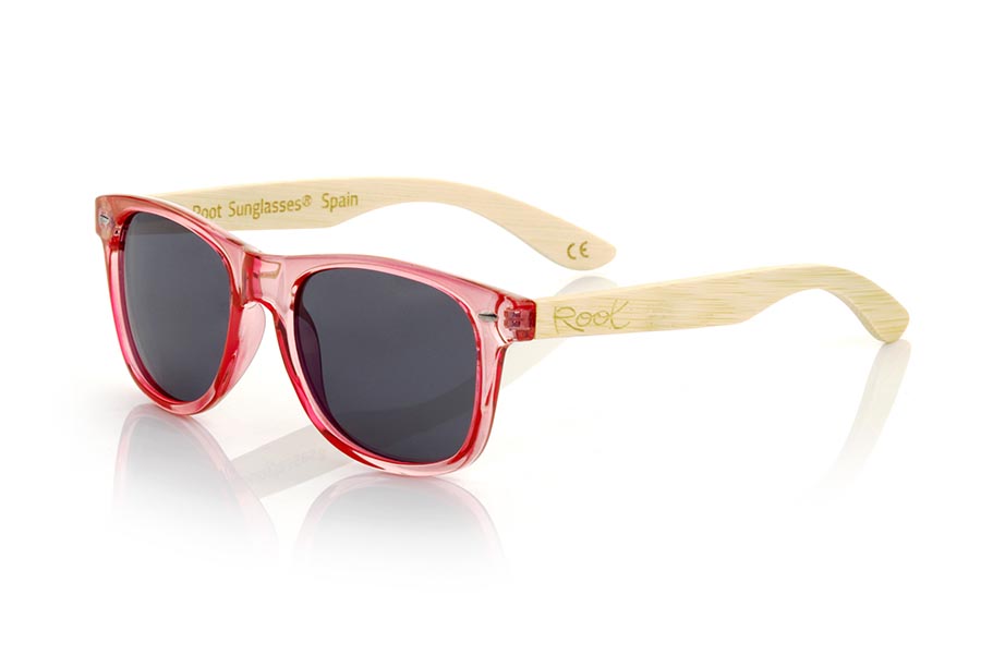 Gafas de Madera Natural de Bambú modelo CANDY PINK DS. Las gafas de sol Candy Pink están fabricadas con el frontal en material sintético Rosado claro transparente brillo y las varillas de madera de bambú natural combinadas con cuatro colores de lentes que te permitirán adaptarlas a tu estilo. Medida frontal: 148x50mm | Root Sunglasses® 