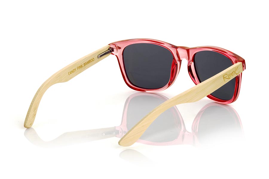 Gafas de Madera Natural de Bambú CANDY PINK DS. Las gafas de sol Candy Pink están fabricadas con el frontal en material sintético Rosado claro transparente brillo y las varillas de madera de bambú natural combinadas con cuatro colores de lentes que te permitirán adaptarlas a tu estilo. Medida frontal: 148x50mm Venta al Por Mayor y Detalle | Root Sunglasses® 