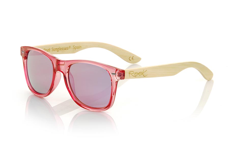 Gafas de Madera Natural de Bambú CANDY PINK DS. Las gafas de sol Candy Pink están fabricadas con el frontal en material sintético Rosado claro transparente brillo y las varillas de madera de bambú natural combinadas con cuatro colores de lentes que te permitirán adaptarlas a tu estilo. Medida frontal: 148x50mm Venta al Por Mayor y Detalle | Root Sunglasses® 