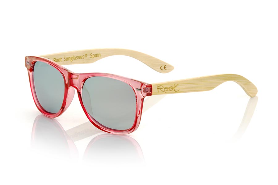 Gafas de Madera Natural de Bambú CANDY PINK DS. Las gafas de sol Candy Pink están fabricadas con el frontal en material sintético Rosado claro transparente brillo y las varillas de madera de bambú natural combinadas con cuatro colores de lentes que te permitirán adaptarlas a tu estilo. Medida frontal: 148x50mm Venta al Por Mayor y Detalle | Root Sunglasses® 