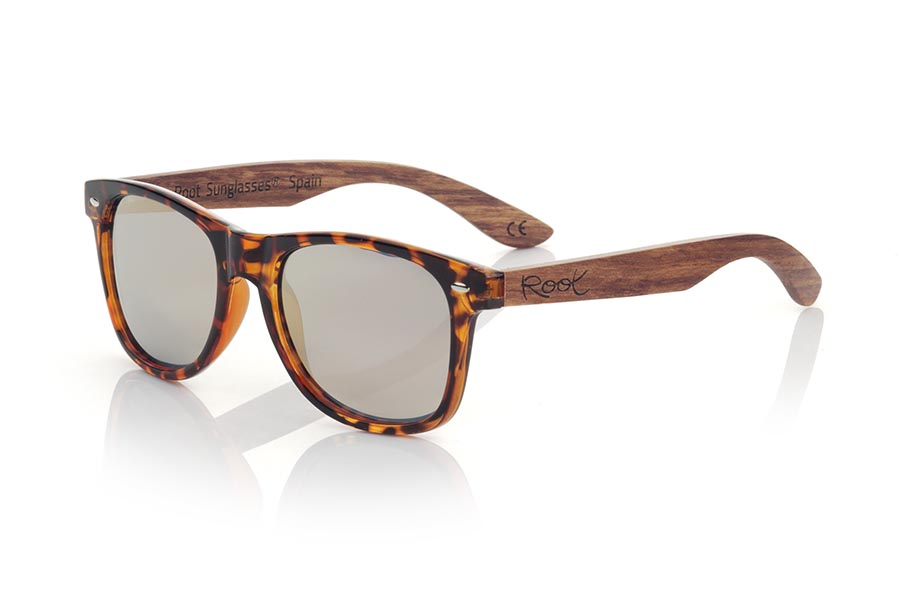 Wood eyewear of rosewood CANDY TIGER DS. The new Candy Tiger DS sunglasses are made with the front of transparent synthetic material carey style and the pins in natural rosewood combined with four lens colors that will adapt perfectly to your taste and your modern style. It is the 2020 upgrade of the popular CANDY TIGER. Front measure: 148x50mm for Wholesale & Retail | Root Sunglasses® 