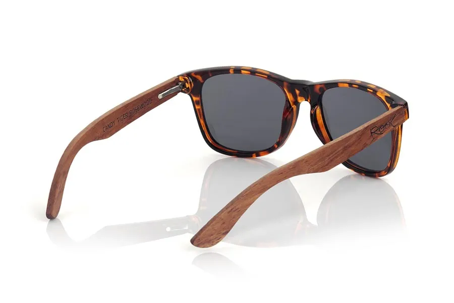Gafas de Madera Natural de rosewood CANDY TIGER DS. Las Nuevas gafas de sol Candy Tiger DS  están realizadas con el frontal de material sintético transparente estilo carey y las varillas en madera de palisandro natural combinadas con cuatro colores de lentes que se adaptarán a la perfección a tu gusto y a tu estilo moderno. Medida frontal: 148x50mm Venta al Por Mayor y Detalle | Root Sunglasses® 