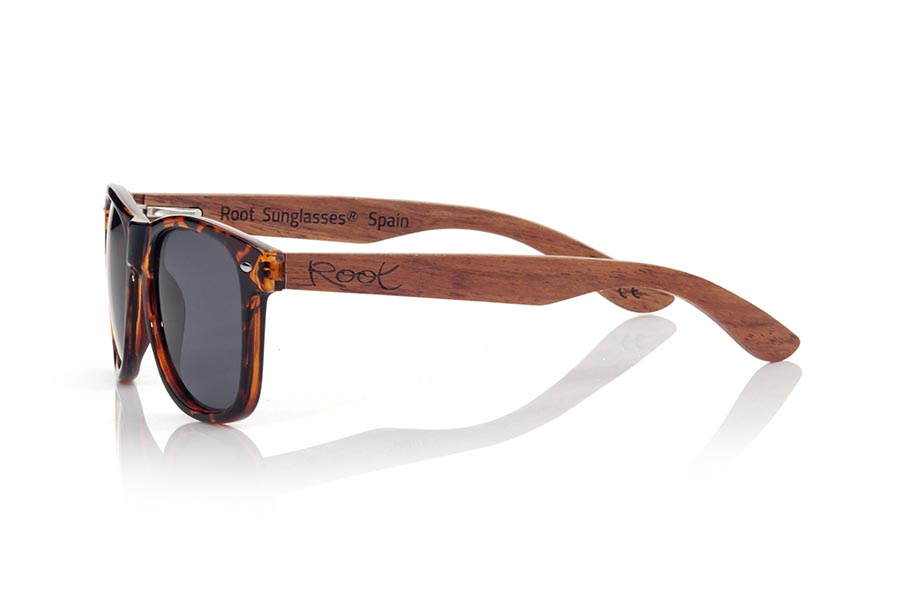 Wood eyewear of rosewood CANDY TIGER DS. The new Candy Tiger DS sunglasses are made with the front of transparent synthetic material carey style and the pins in natural rosewood combined with four lens colors that will adapt perfectly to your taste and your modern style. It is the 2020 upgrade of the popular CANDY TIGER. Front measure: 148x50mm for Wholesale & Retail | Root Sunglasses® 