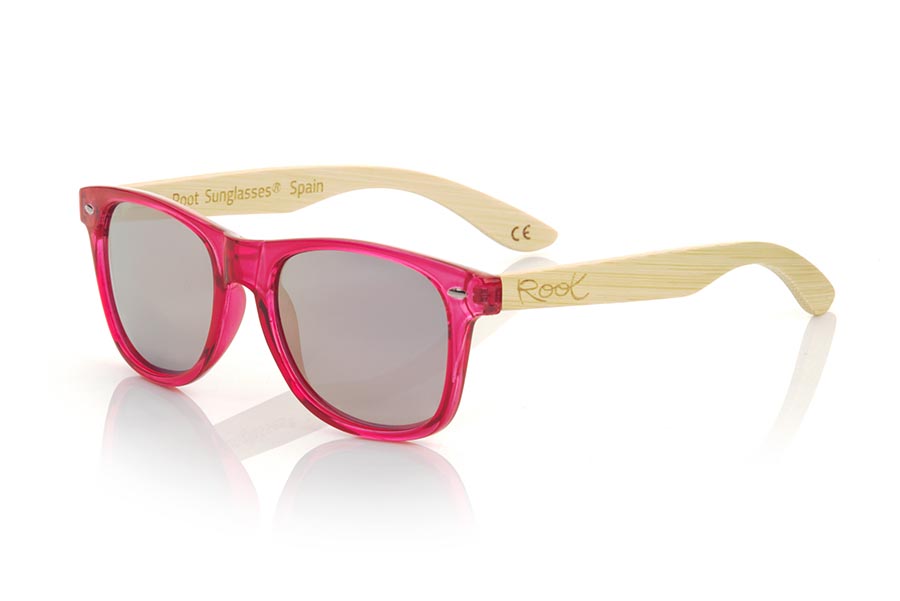 Wood eyewear of Bambú modelo CANDY RED DS. The Candy RED sunglasses are made with the front in transparent glossy clear red  synthetic material and natural bamboo wood sideburns combined with four colors of lenses that will allow you to adapt them to your style. Frontal measurement: 148x50mm | Root Sunglasses® 