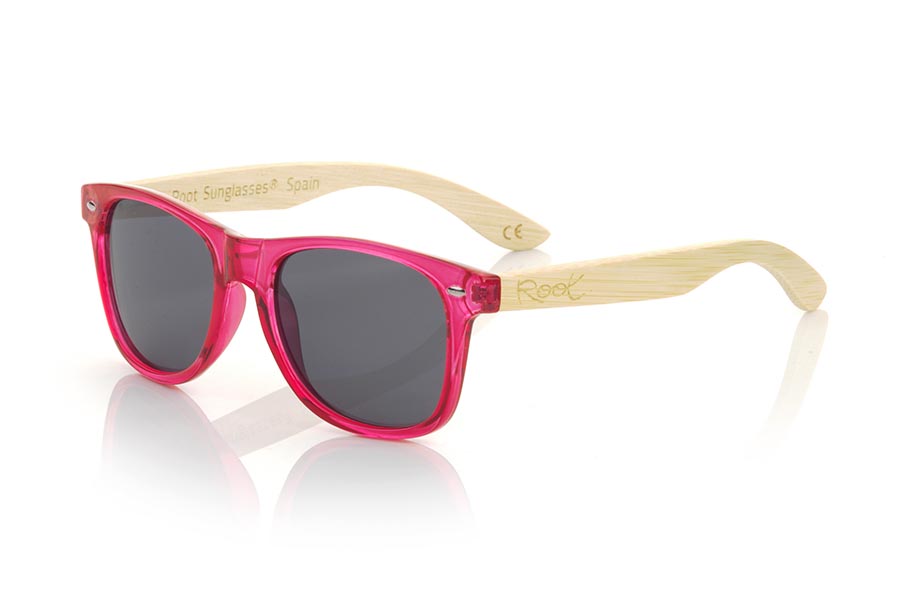 Wood eyewear of Bamboo modelo CANDY RED DS. The Candy RED sunglasses are made with the front in transparent glossy clear red  synthetic material and natural bamboo wood sideburns combined with four colors of lenses that will allow you to adapt them to your style. Frontal measurement: 148x50mm | Root Sunglasses® 