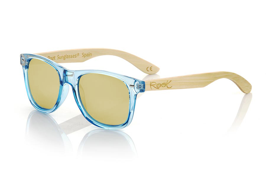 Wood eyewear of Bamboo modelo CANDY BLUE DS. The Candy BLUE DS sunglasses are made with the front in transparent glossy clear Blue synthetic material and natural bamboo wood sideburns combined with four colors of lenses that will allow you to adapt them to your style. Frontal measurement: 148x50mm | Root Sunglasses® 