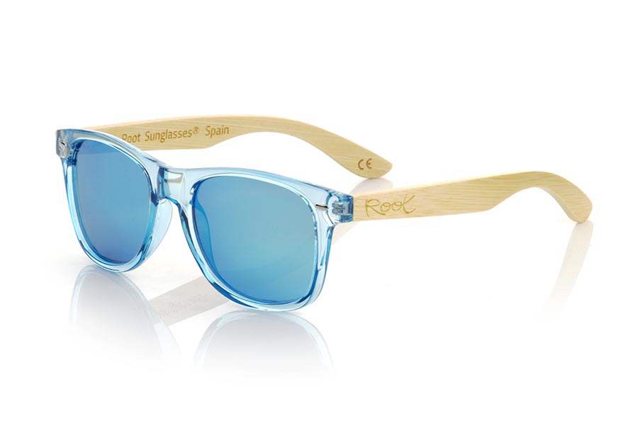 Wood eyewear of Bamboo CANDY BLUE DS. The Candy BLUE DS sunglasses are made with the front in transparent glossy clear Blue synthetic material and natural bamboo wood sideburns combined with four colors of lenses that will allow you to adapt them to your style. Frontal measurement: 148x50mm for Wholesale & Retail | Root Sunglasses® 