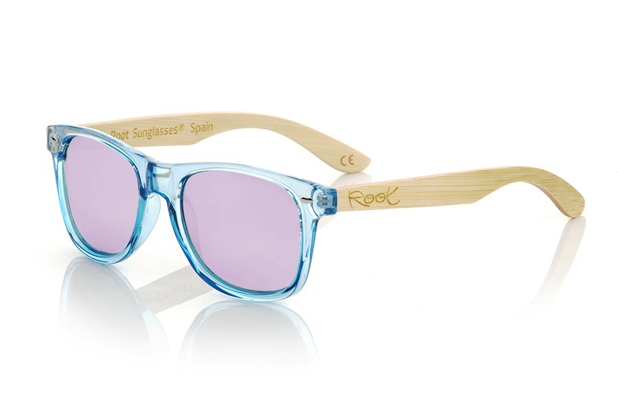 Wood eyewear of Bamboo CANDY BLUE DS. The Candy BLUE DS sunglasses are made with the front in transparent glossy clear Blue synthetic material and natural bamboo wood sideburns combined with four colors of lenses that will allow you to adapt them to your style. Frontal measurement: 148x50mm for Wholesale & Retail | Root Sunglasses® 