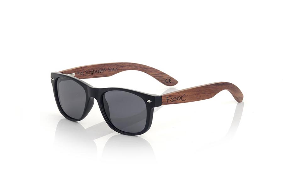 Wood eyewear of rosewood modelo KID W BLACK. The Kid W BLACK Children's sunglasses are made with the black PC frame and natural rosewood temples available in various lens combinations that suit the tastes of children and their daddies. Frontal measurement: 136x40mm | Root Sunglasses® 