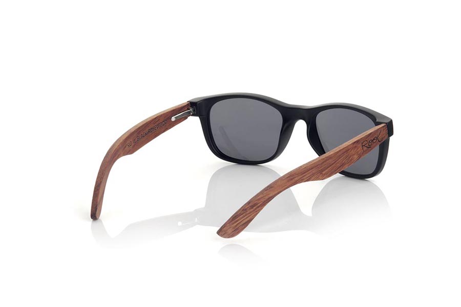 Wood eyewear of rosewood KID W BLACK. The Kid W BLACK Children's sunglasses are made with the black PC frame and natural rosewood temples available in various lens combinations that suit the tastes of children and their daddies. Frontal measurement: 136x40mm for Wholesale & Retail | Root Sunglasses® 