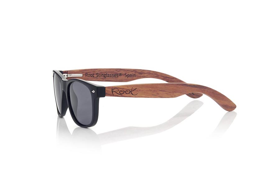 Wood eyewear of rosewood KID W BLACK. The Kid W BLACK Children's sunglasses are made with the black PC frame and natural rosewood temples available in various lens combinations that suit the tastes of children and their daddies. Frontal measurement: 136x40mm for Wholesale & Retail | Root Sunglasses® 