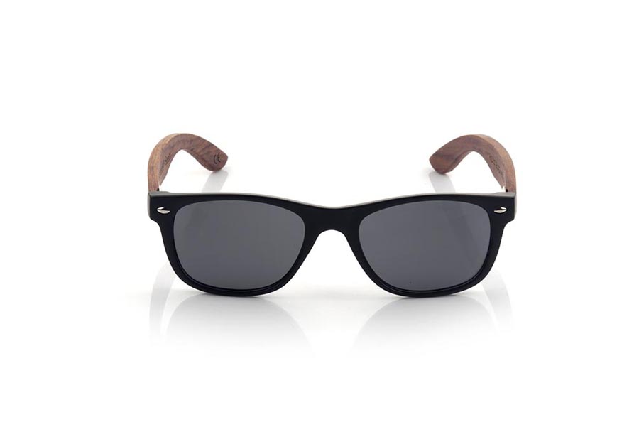 Wood eyewear of rosewood KID W BLACK. The Kid W BLACK Children's sunglasses are made with the black PC frame and natural rosewood temples available in various lens combinations that suit the tastes of children and their daddies. Frontal measurement: 136x40mm for Wholesale & Retail | Root Sunglasses® 