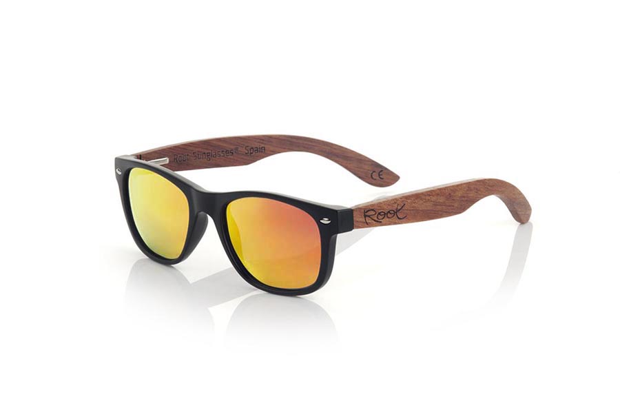 Wood eyewear of rosewood modelo KID W BLACK. The Kid W BLACK Children's sunglasses are made with the black PC frame and natural rosewood temples available in various lens combinations that suit the tastes of children and their daddies. Frontal measurement: 136x40mm | Root Sunglasses® 