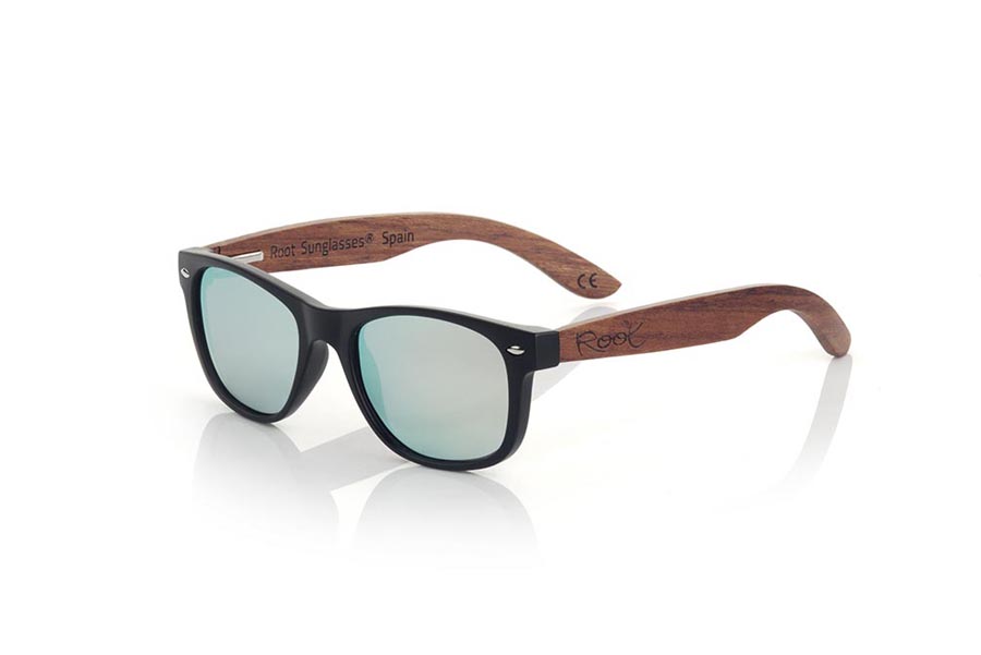 Wood eyewear of rosewood modelo KID W BLACK. The Kid W BLACK Children's sunglasses are made with the black PC frame and natural rosewood temples available in various lens combinations that suit the tastes of children and their daddies. Frontal measurement: 136x40mm | Root Sunglasses® 