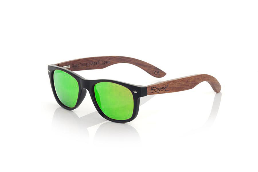 Gafas de Madera Natural de rosewood KID W BLACK. Las gafas de sol para niño/a KID W BLACK están fabricadas con la montura en PC negra y varillas de madera de palisandro natural disponible en varias combinaciones de lentes que se adaptan a los gustos de niños niñas y sus papis. Medida frontal: 136x40mm Venta al Por Mayor y Detalle | Root Sunglasses® 